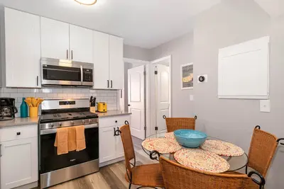 Image de The Sunshine House: Breezy Beach Unit!