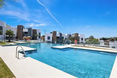 Image de Bright & Modern Apartment with Private Jacuzzi – Cabopino Golf