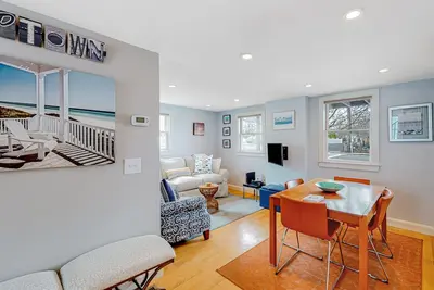 Image de Freestanding cottage with decks, steps from Commercial Street & the beach