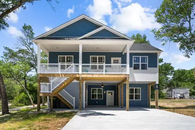Image de Upper-level coastal home close to town with grill, screened porch, deck, & W/D