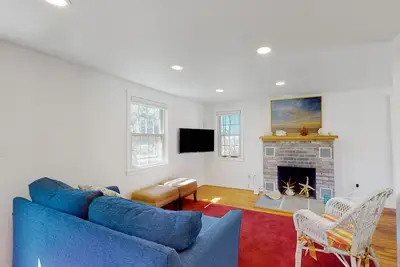 Image de Renovated cottage steps from private beach with backyard, grill, bay views, Ac