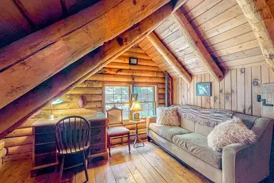 Image de Idyllic dog-friendly cabin with mountain view, lovely deck & firepit