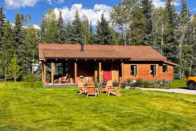 Image de Riverside cabin with mountain views, fireplace, covered patio, firepit, & W/D