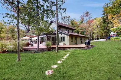 Image de Lake-view cabin with private hot tub, firepit & fireplace - dog-friendly