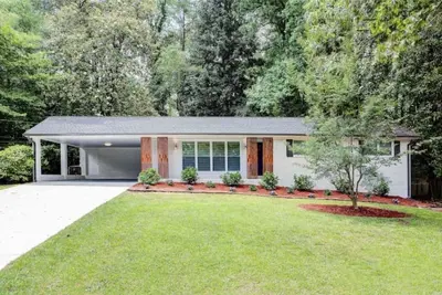 Image de Modern luxurious 2 bedrooms, 2 bathrooms, and study with futon and Tv.