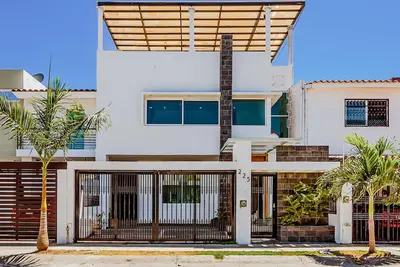 Image de Dazzling estate with a pool, rooftop balcony, four-bedrooms, washer/dryer, & Ac