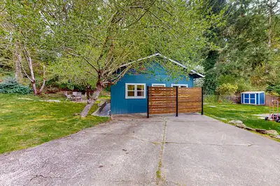 Image de Relaxing cottage with fishing gear, fireplace, gas grill, patio, & kitchenette
