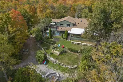 Image de 6500ft Lakefront Lodge 5Suite 10br Private beach Pool 5Lv Outdoor Ground Retreat