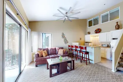 Image de Mountain-view condo near Heavenly with pool, hot tub, & fireplace, sleeps 4