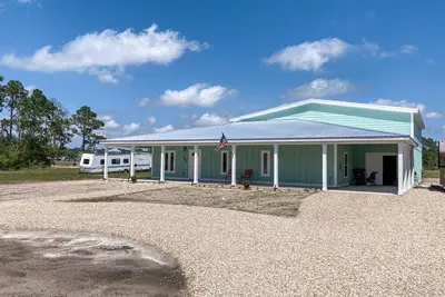 Image de Brand-new home with hangar, central Ac, & full kitchen - dog-friendly