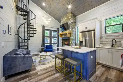 Image de King Br+Gaming Loft, Hot Tub, Huge Patio!