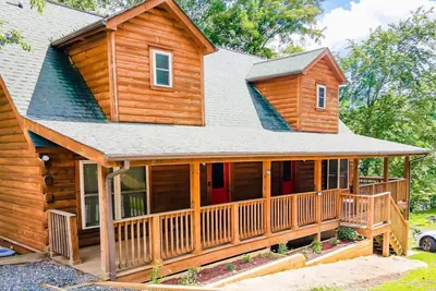 Image de 6br Log Cabin | Walk to Downtown | Mountain Views