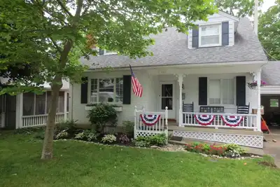 Image de Inside Lakeside 5 Bedroom 2 Bath House With Porches 1st floor master and bath