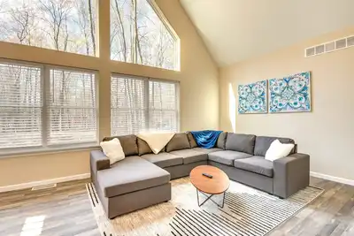 Image de Hike & Ski: Pocono Lake Home w/ Community Perks!