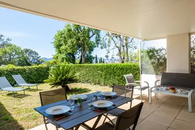 Image de Rez-de-jardin en résidence de standing et piscine