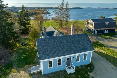 Image de 1840's oceanfront cottage full of modern updates and historic Maine charm.
