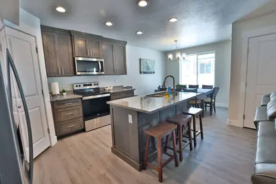 Image de 225 - Bear Lake Escapes. Beautiful & brand new! Unbeatable location in Garden City