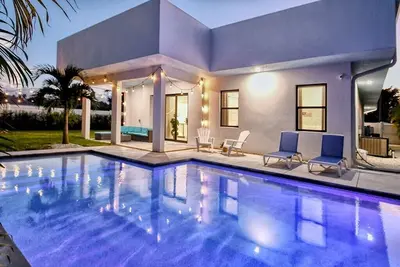 Image de New Modern Construction! ! Hidden Gem w/ Private Heated Pool, Located in Sarasota!