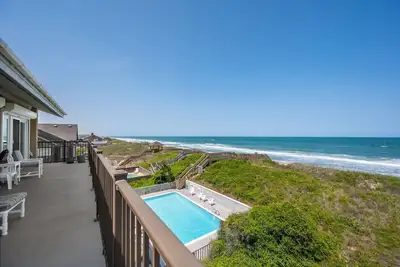 Image de Top Of The Oceans: Oceanfront condo w/views, community pool, walkway to beach!