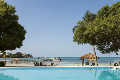 Your Relaxing Getaway Awaits! 2 Comfortable Units, Free Parking, Onsite Pools