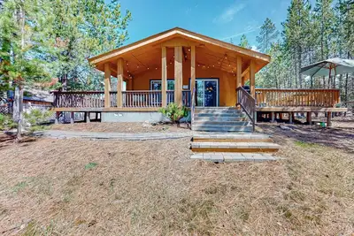 Charming riverfront bungalow, dog-friendly, firepit, dock, & W/D