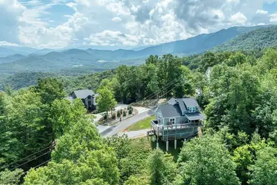 Image de Brand new luxury home with a magnificent view, and luxurious hot-tub