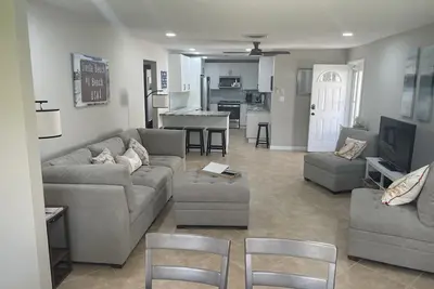 Image de 7 Minute walk to Siesta Key Usa #1 Beach! Family sized villa!