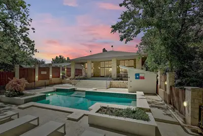 Image de Pool, Fire Pit, + 2 Story Dock on Lake Lbj!