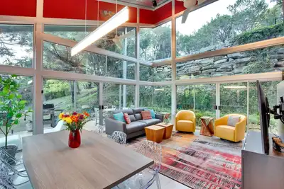 Image de Austin Glass House-As Seen on Tv and Two Movies
