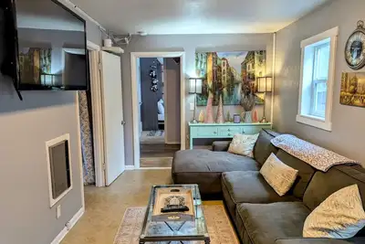 Image de Charming cottage with a private hot tub, gas grill, & furnished patio