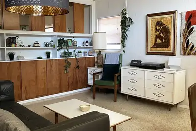 Image de Charming mid-century home close to downtown St Pete, beaches, and Tampa