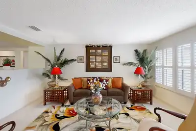 Image de Spacious home with sunroom, patio, fireplace, & water views