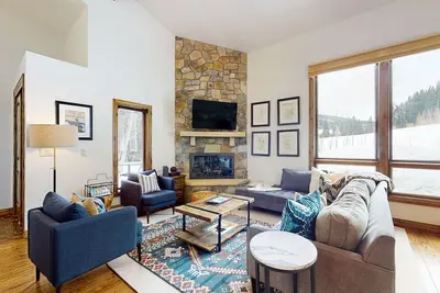 Image de Charming mountainside townhome with fireplace & W/D - long-term rental (30 days)