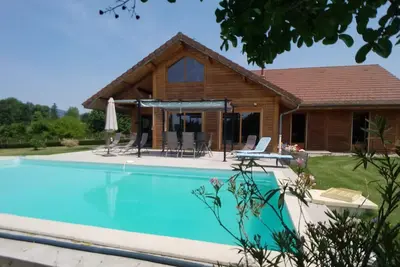 Image de Maison à la Campagne Spacieuse Avec Piscine