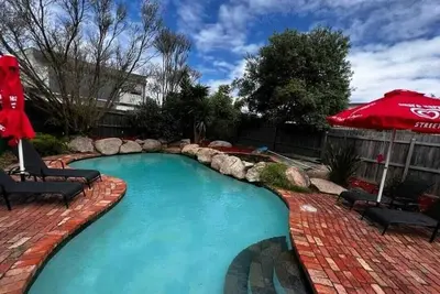 Image de Fun Filled Renovated 80's Gem, 400m From the Beach!