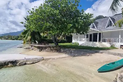 Image de Très belle villa bord de mer avec plage privée.
