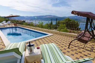 Image de Maison de vacances Slatine pour 1 - 12 personnes avec 6 chambres à coucher - Maison de vacances