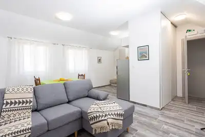 Image de Centrally-located two-bedroom apartment w/sunny terrace Marina Iv.
