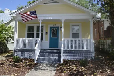 Image de 3 Br  Dtown Bungalow, walkable to riverfront, restaurants & retail, yard updates