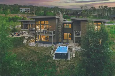 Image de The Pearl - Private Swim Spa, Outdoor FirePit, Ev Charger and Mountain Views