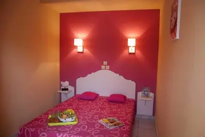 Image de Dans résidence calme et sécurisée piétonne petite maisonnette tout confort. . .