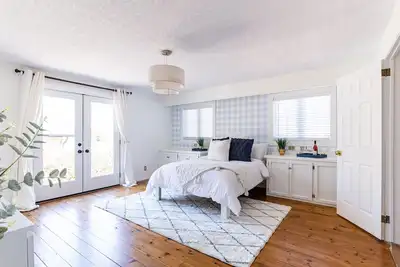 Image de A+ Location! Steps to Old Town & To Lake Ontario!