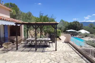 Image de Propriété 10/12 personnes avec piscine au calme