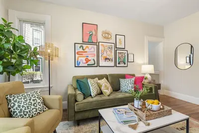 Image de Artful Escape • Minutes to Salem, Beach and Train to Boston • Private Parking