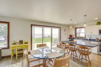 Image de ‘La Petit Maison’ - Lakefront Oshkosh Home!