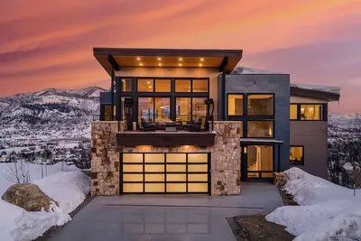 Image de Luxurious Home w/ Stunning Views + Hot Tub + Close to Skiing - Monarch Retreat