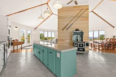 Image de Beach house retreat: Waterfront & Hot Tub