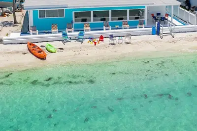 Image de An \"Old Florida\" home, with private, sandy beach and sparkling green/blue water.