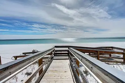 Image de 🌊 Walk to Miramar Beach | Updated 2br Condo • Pool • Private Access & Coastal Ch