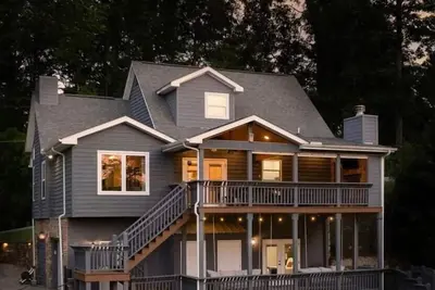 Image de Serene Lakefront Getaway, Hot Tub, Game Room, Dock